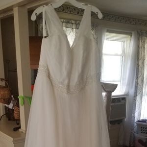 Never worn David's Bridal Size 18 Wedding dress